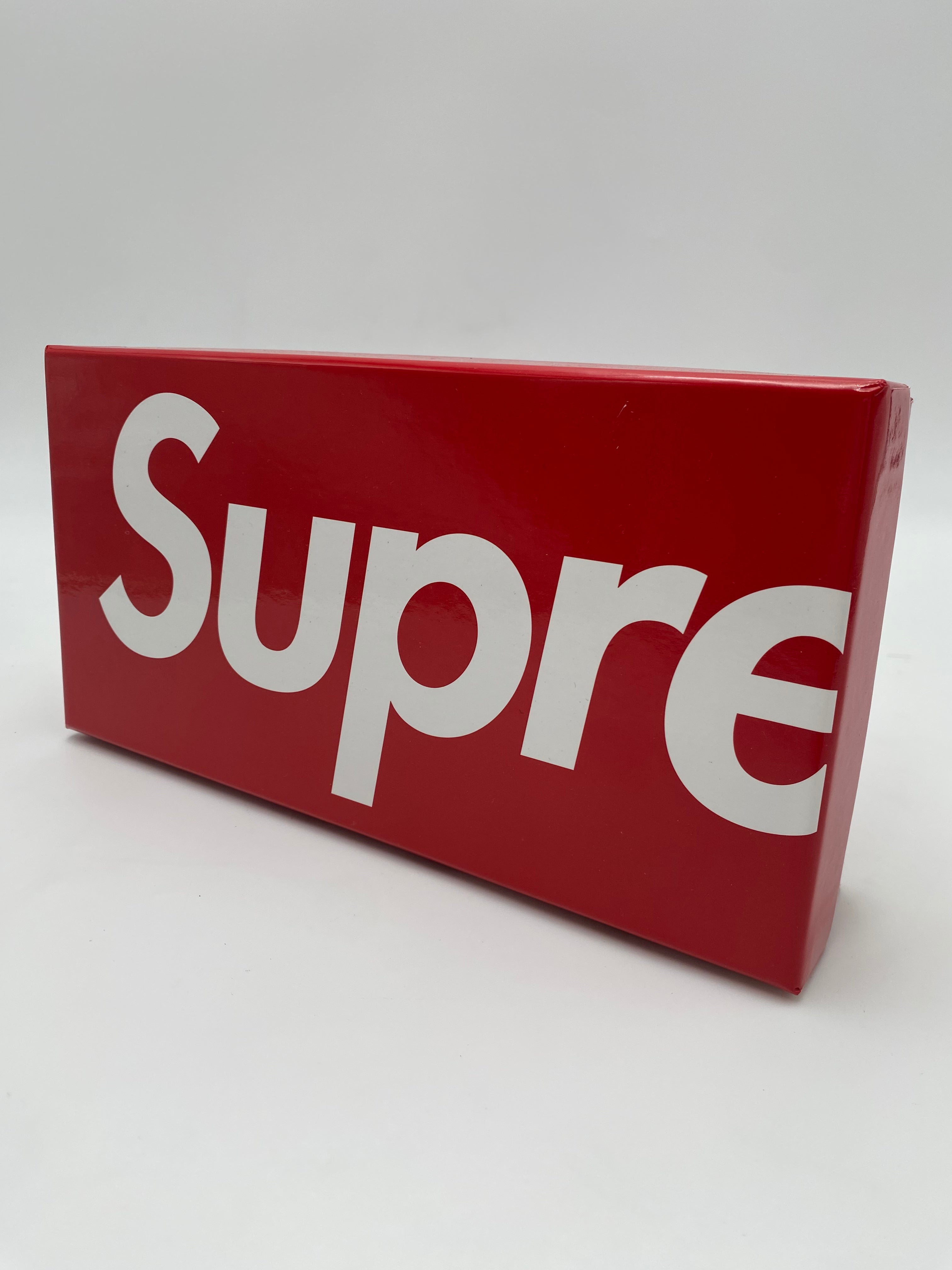 SUPREME SPRAY PAINT