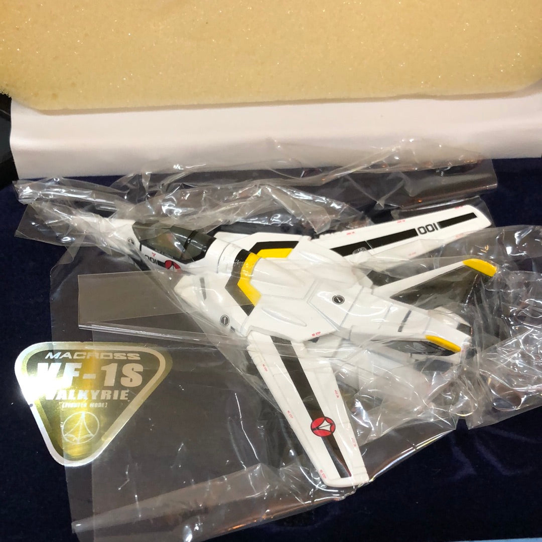 Macross 1/144 Scale diecast model VF-1S Valkyrie