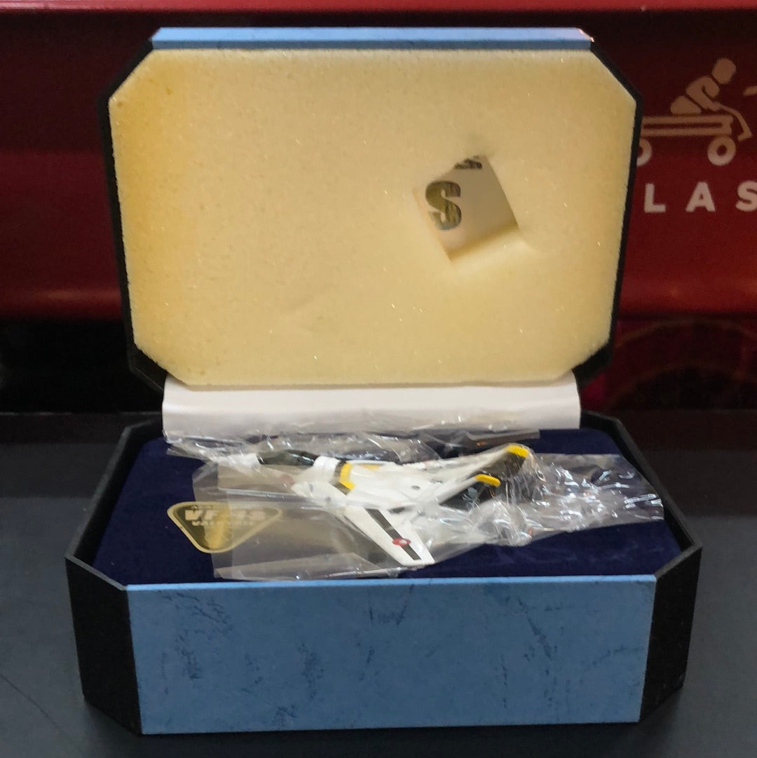 Macross 1/144 Scale diecast model VF-1S Valkyrie
