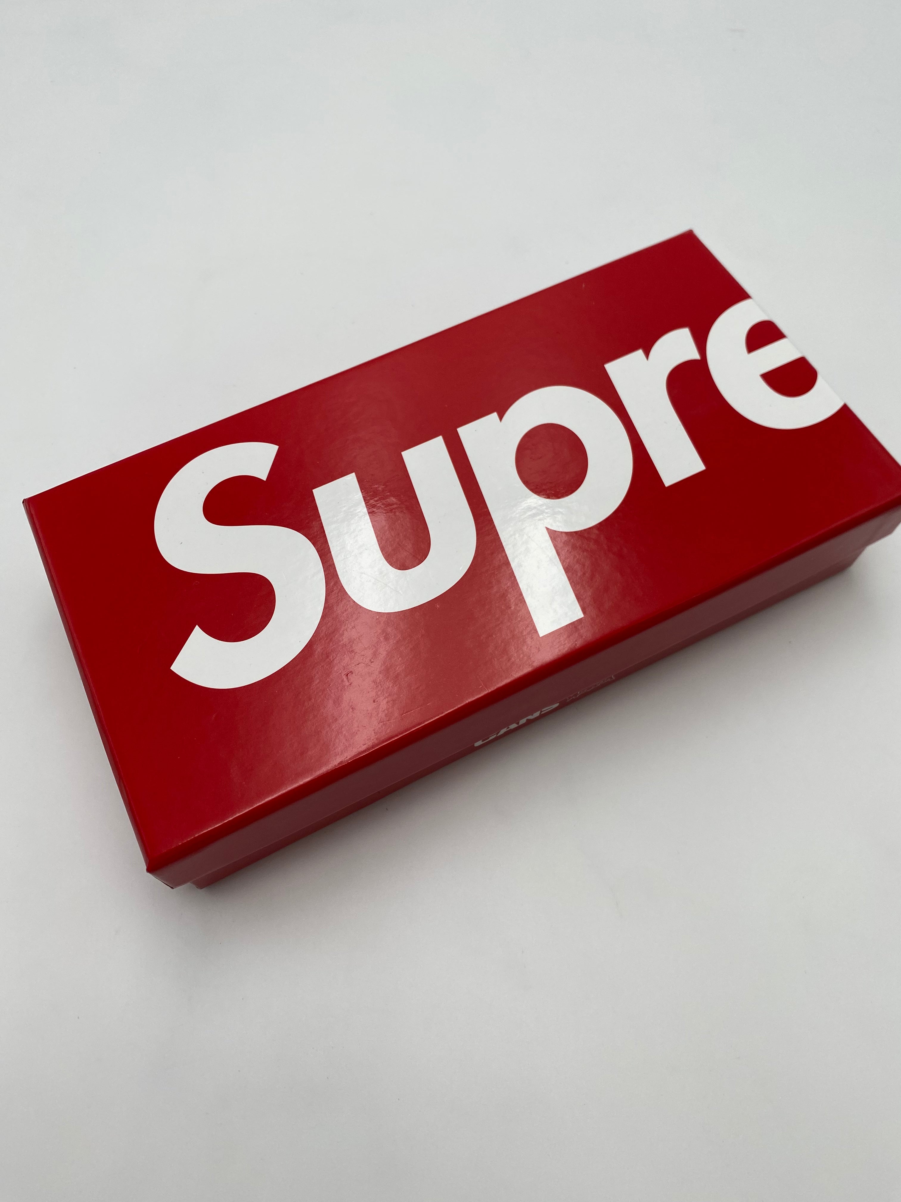 SUPREME SPRAY PAINT