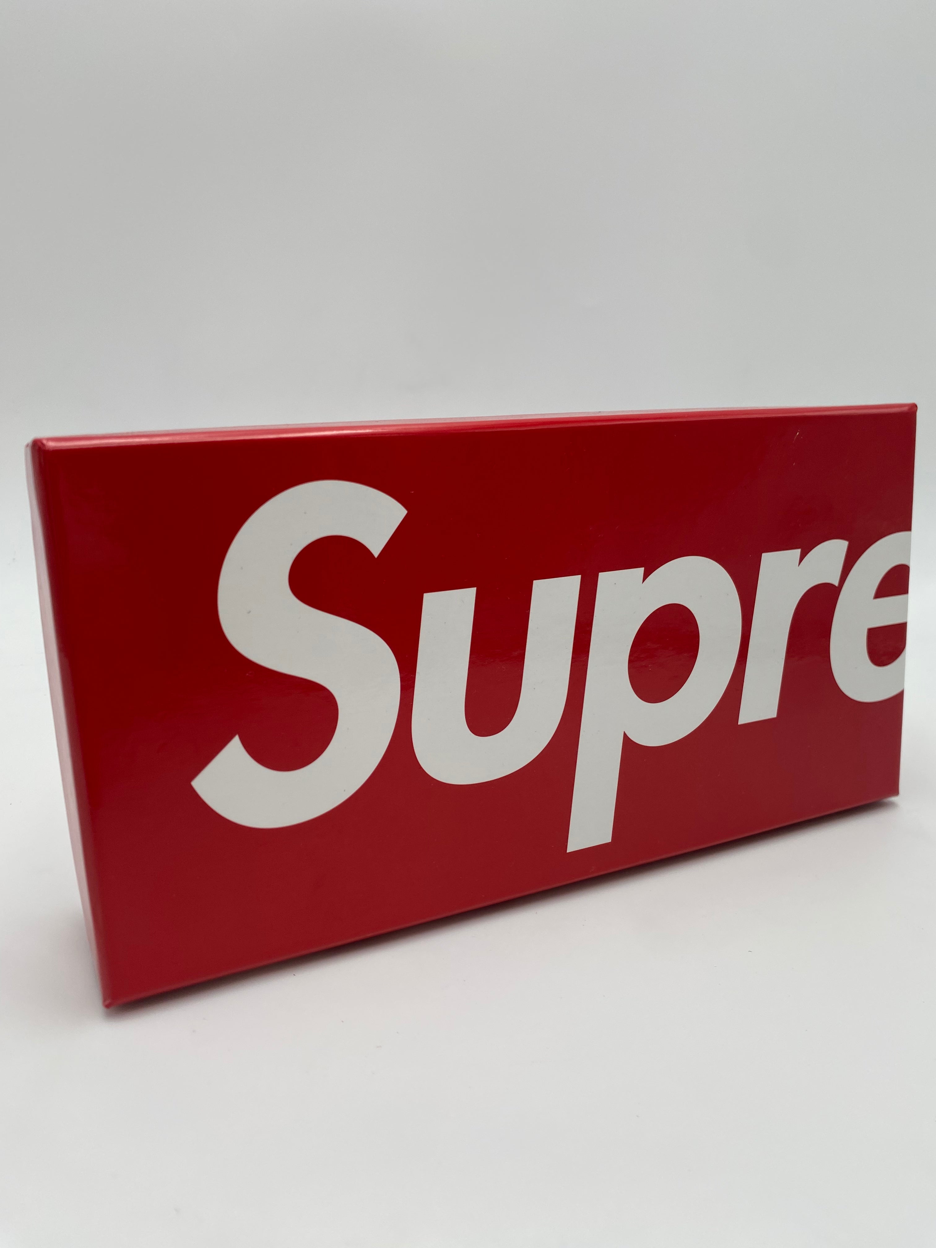 SUPREME SPRAY PAINT