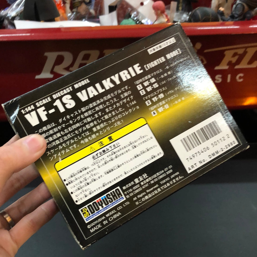 Macross 1/144 Scale diecast model VF-1S Valkyrie