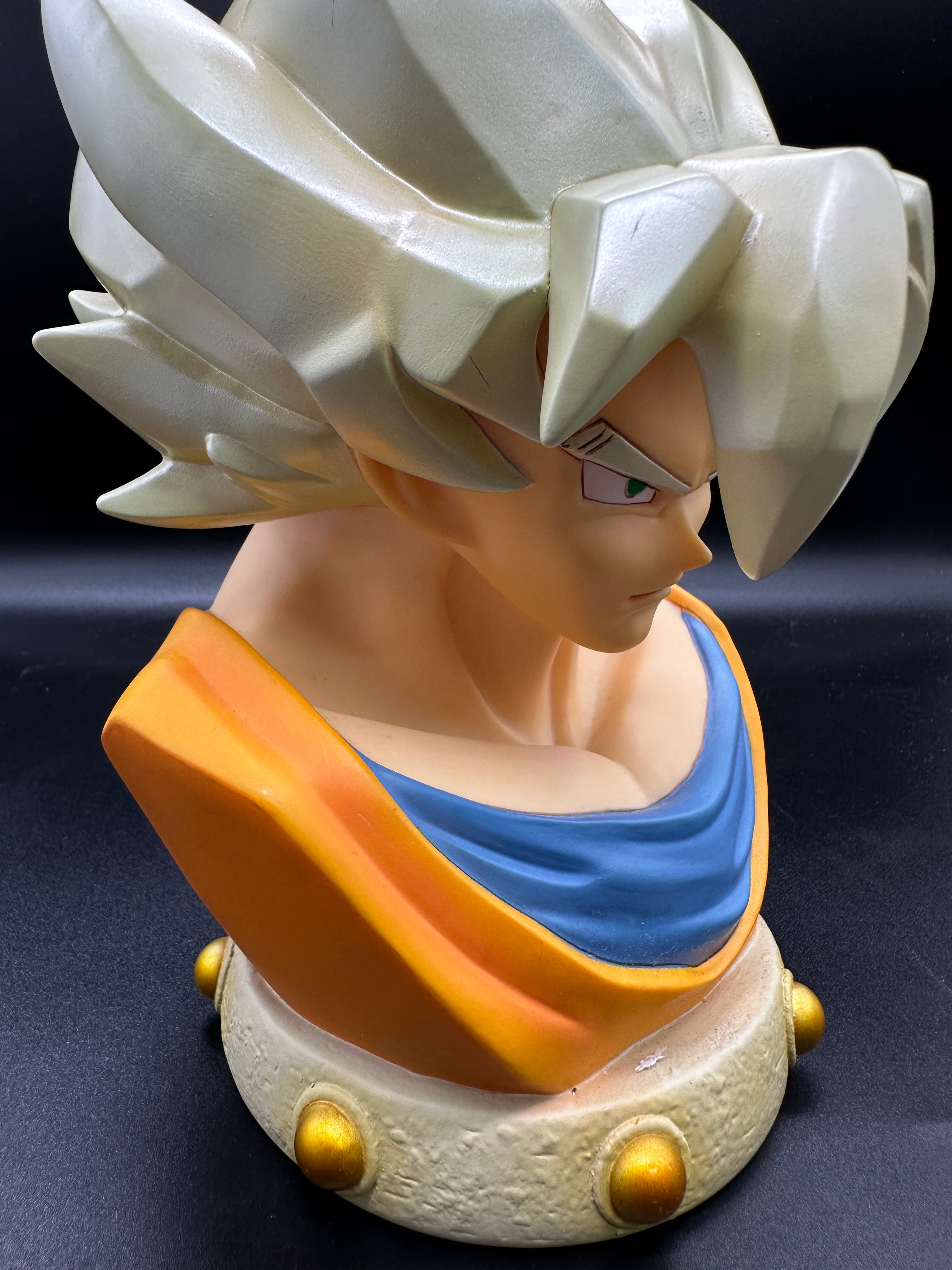 Headbust Goku coinbank vinyl