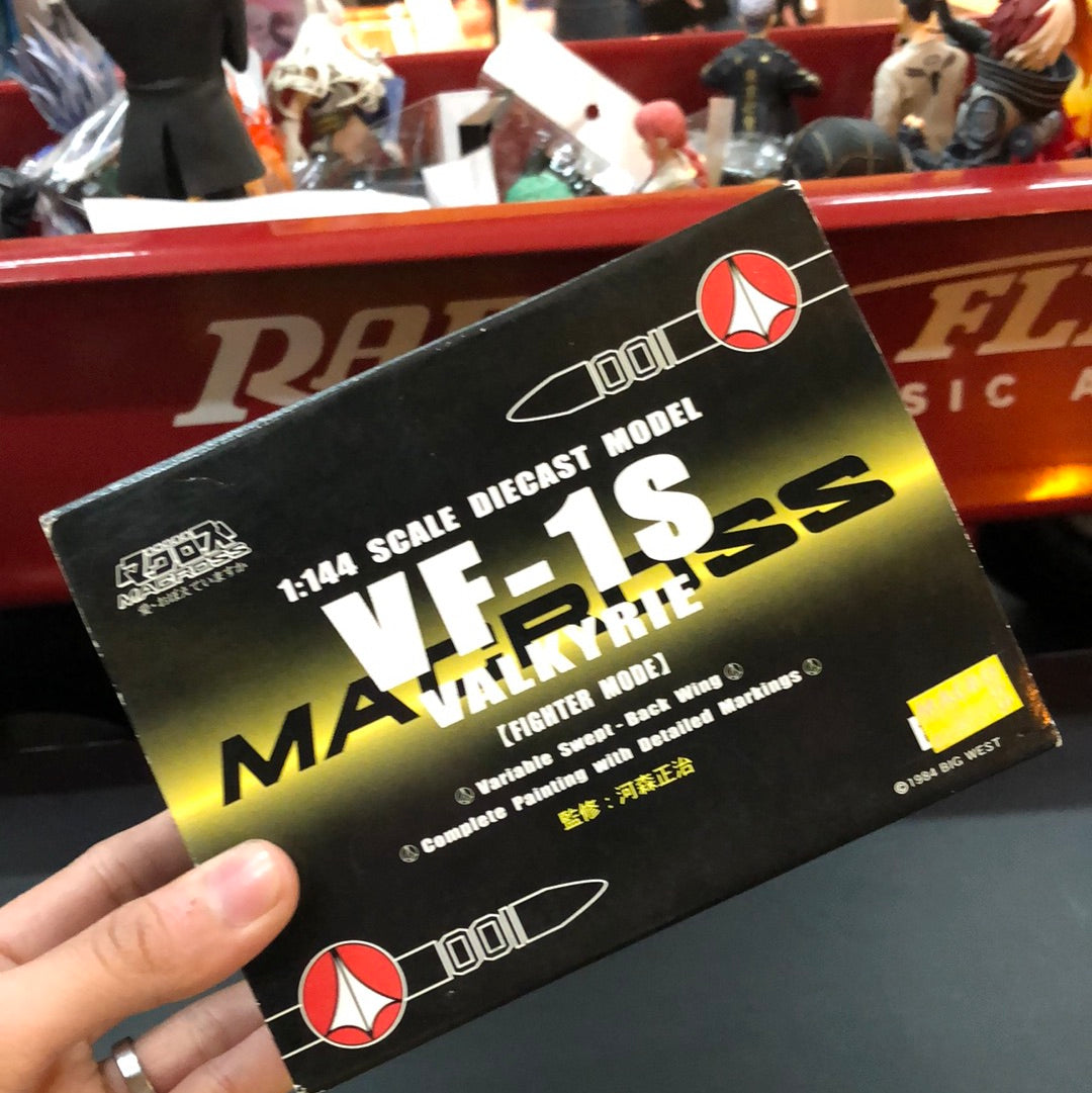 Macross 1/144 Scale diecast model VF-1S Valkyrie