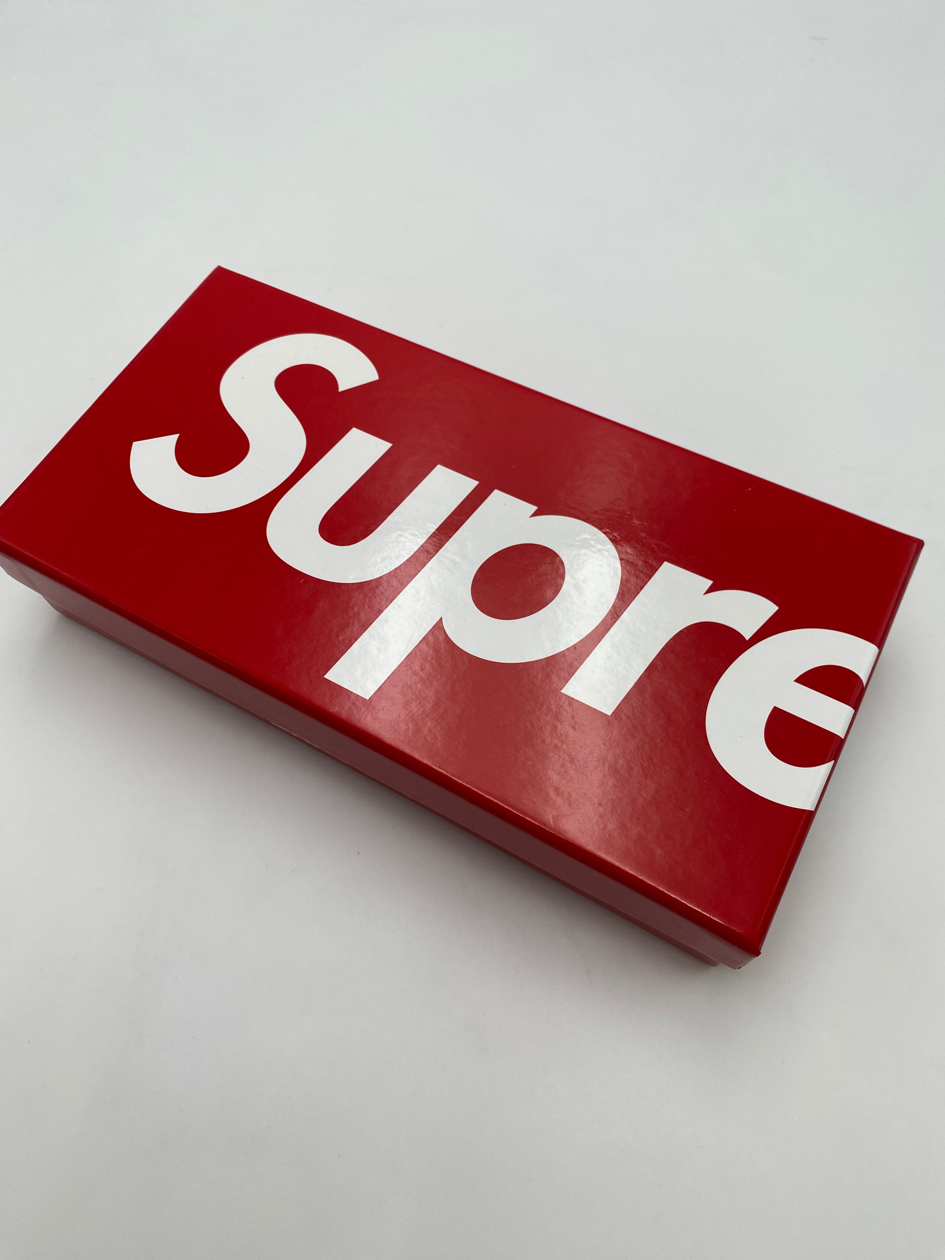 SUPREME SPRAY PAINT