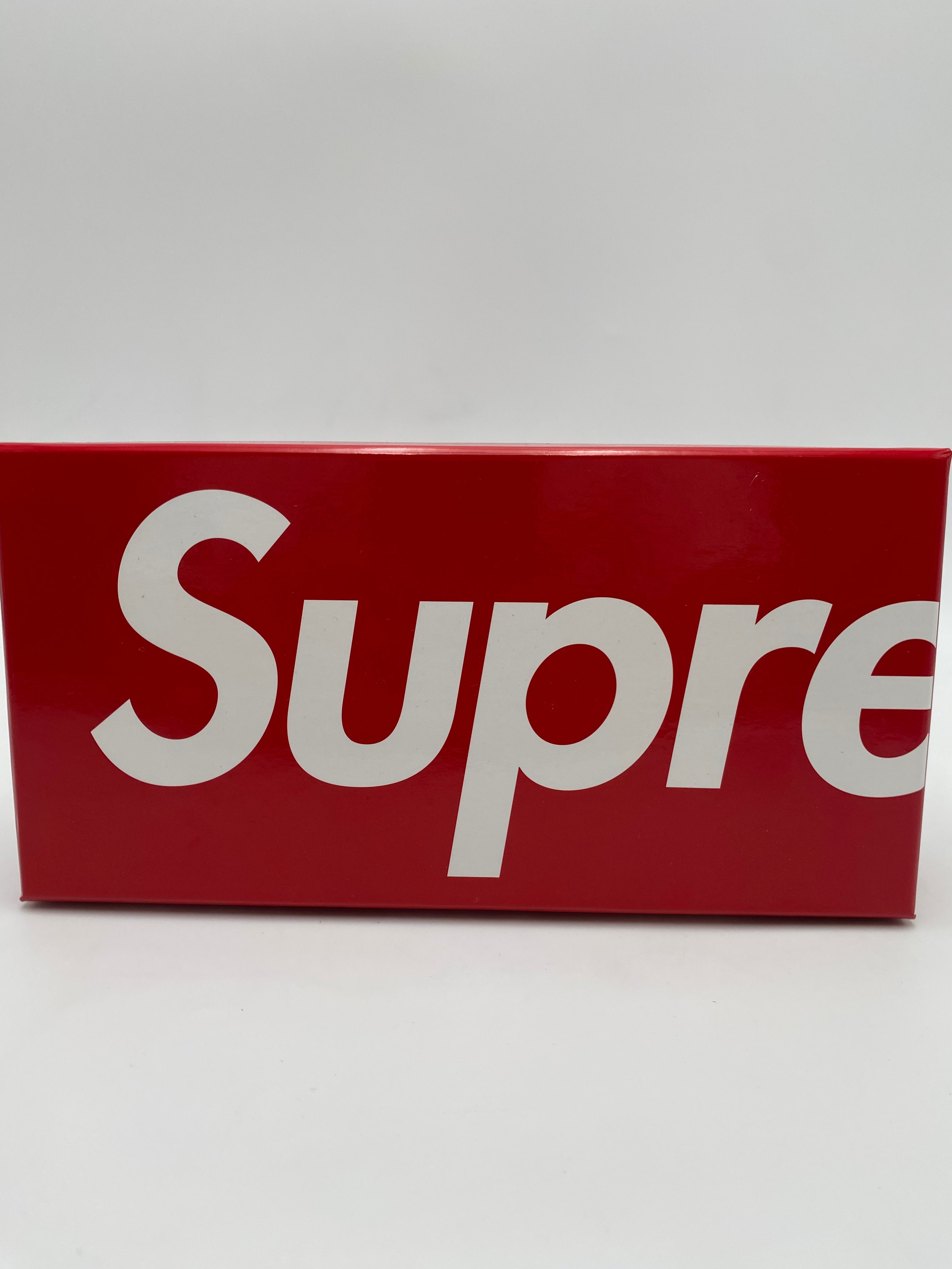 SUPREME SPRAY PAINT
