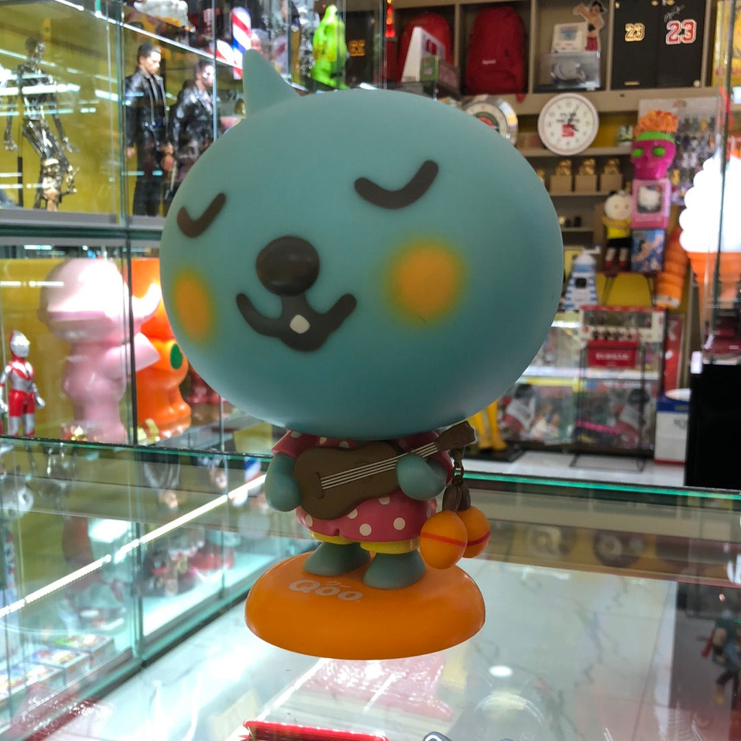 Hawaiian with ukulele figure